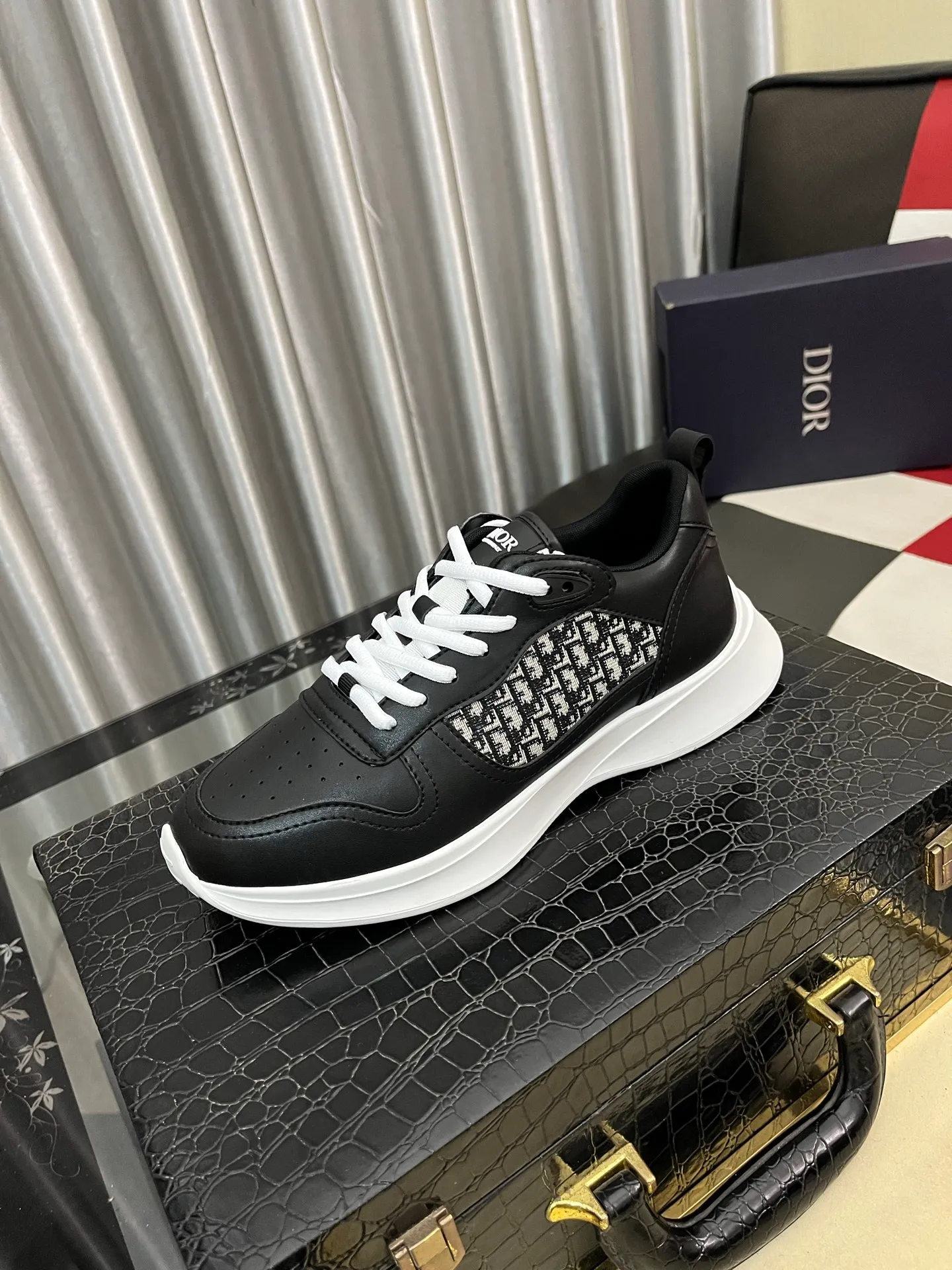 Men's shoes💰: 380⌚️⌚️[Dior] Dior's new men's genuine leather casual shoes, the highest version on the market, any comparison is welcome🆚! The original leather has excellent texture and is super high-end! Fetal sheep net lining imported from Italy, removable pad! Luxurious materials and fine workmanship, highly recommended! Code number: 38-445️⃣Colors available